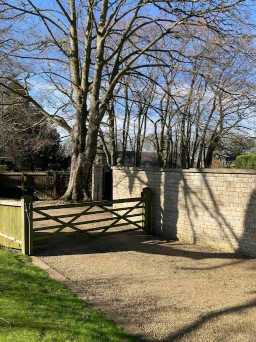 Stunning Location On Rutland Water Villa Empingham Exterior photo